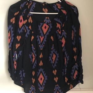 Pretty Aztec blouse perfect for fall. 🖤🧡